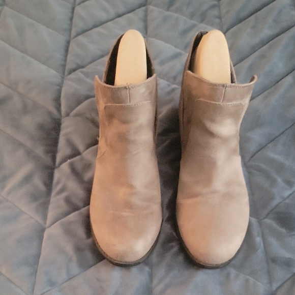 me too Shoes - Women's Taupe Ankle Boots